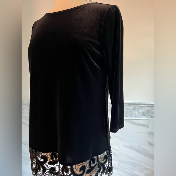 Chico’s Stretch Velvet 3/4 Sleeves Embroidered Hem Top - Picture 5 of 9